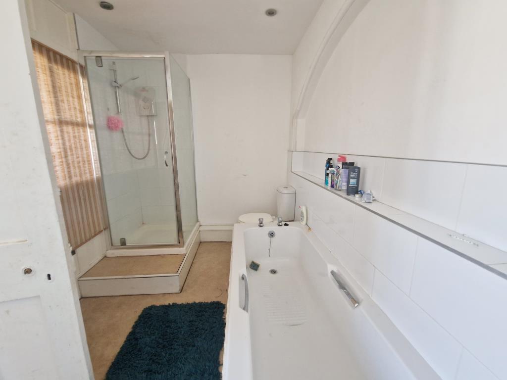 Lot: 126 - FORMER PUB WITH POTENTIAL - Bathroom